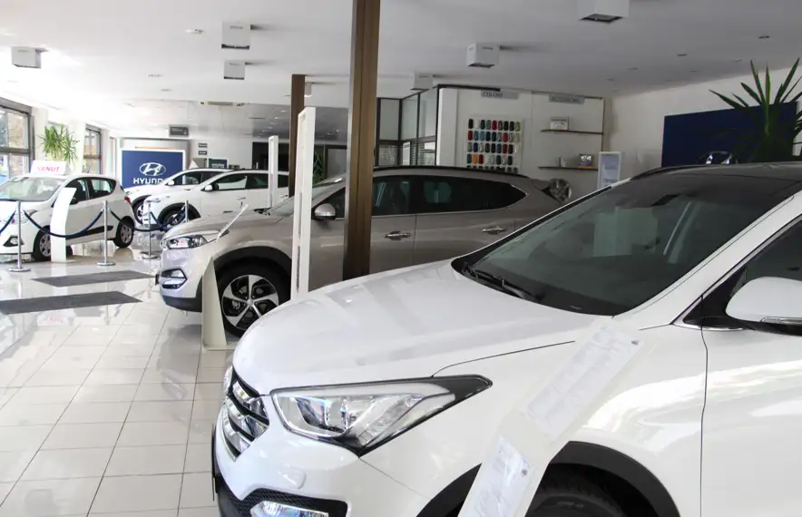 Vehicles en un concessionari.
