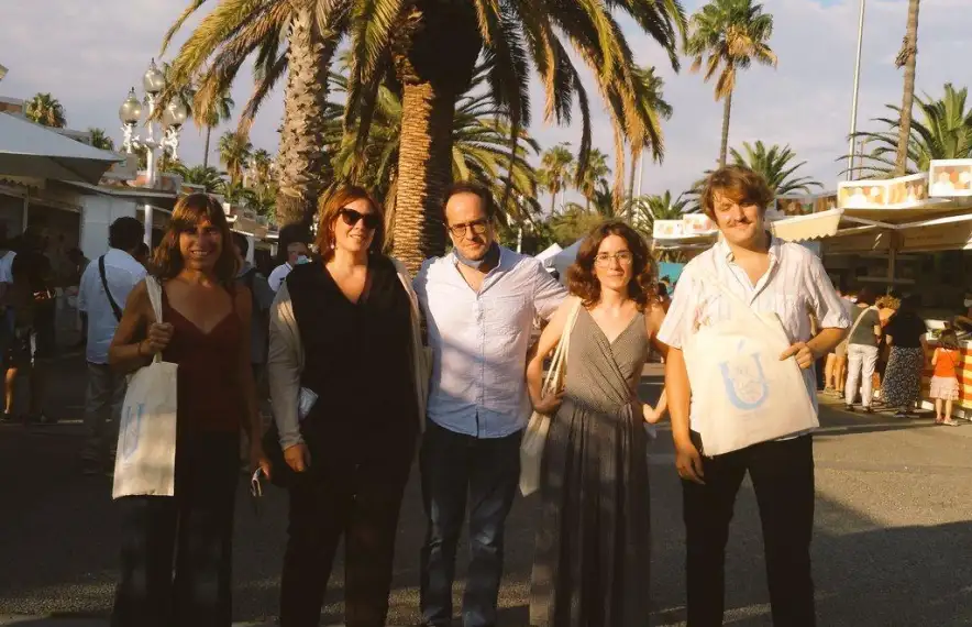 Arasa, amb els altres guanyadors del concurs de relats del ‘Núvol’ i l’editor de la revista, divendres passat a Barcelona.