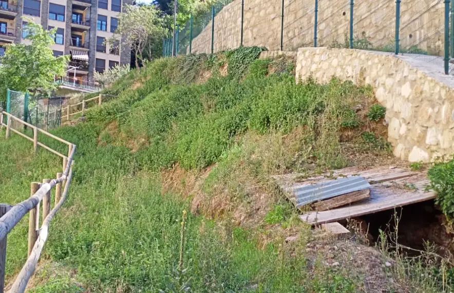 El forn del Terrissaire, cobert per unes fustes i una planxa. Ningú diria que a sota hi ha un raríssim exemplar de forn d’estil àrab.