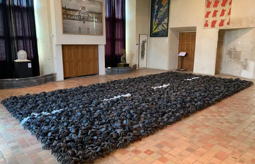 La mostra, al castell de la Tour d’Aigues, la completen obres de la col·lecció Fimac.