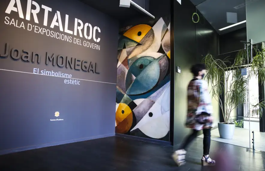 Una de les últimes visitants que va desfilar ahir per ArtalRoc, després de cinc anys com a sala d’exposicions.