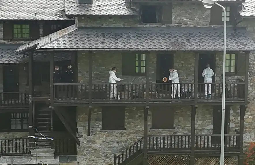 Agents del servei de Policia inspeccionen el xalet on s'ha perpetrat l'homicidi.