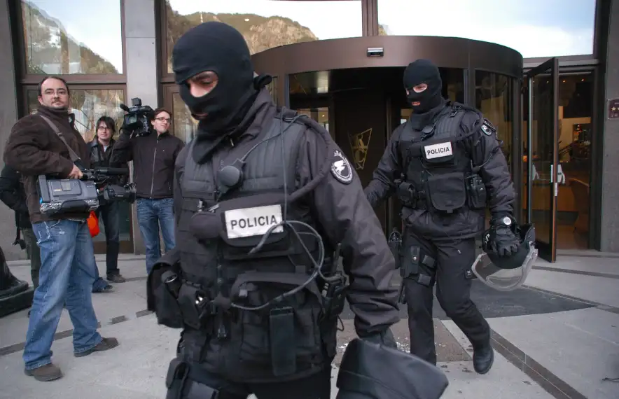 La policia sortint del Roc de Caldes el dia del crim, el 23 de febrer del 2006.