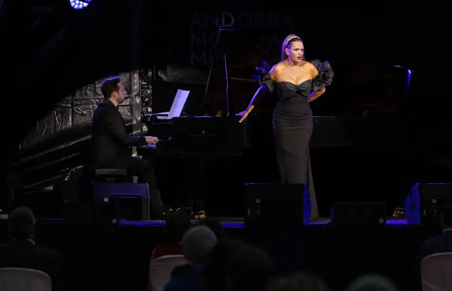 Imatge del concert d’Ainoa Arteta a la plaça del Consell.