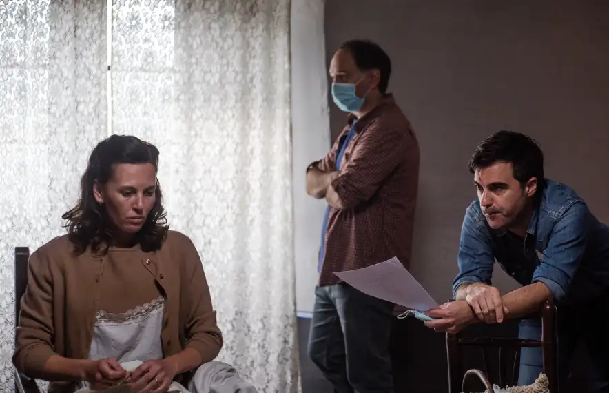 Franch, entre l’actriu Elisabet Terri, que encarna Marieta, i el director de ‘El Fred que crema’, Santi Trullenque.