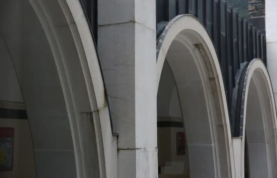 El deteriorament que afecta a l’emblemàtic edifici projectat als setanta per Ricard Bofill és visible a ull nu i quasi en qualsevol racó del santuari.