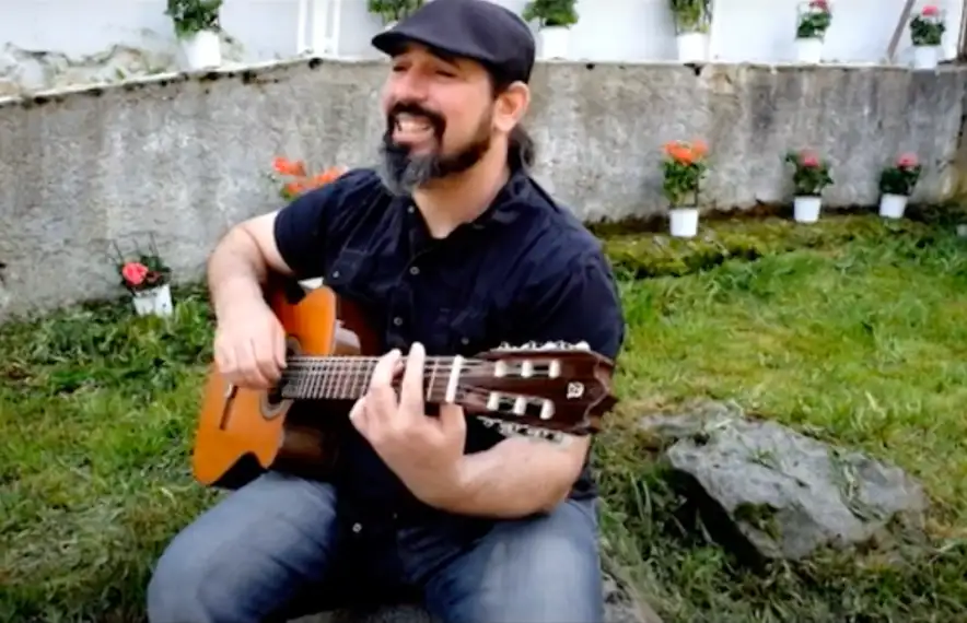 Juli Barrero, en el vídeo de ‘Tornarem a trobar-nos’, escrit, produït i publicat durant el desconfinament.