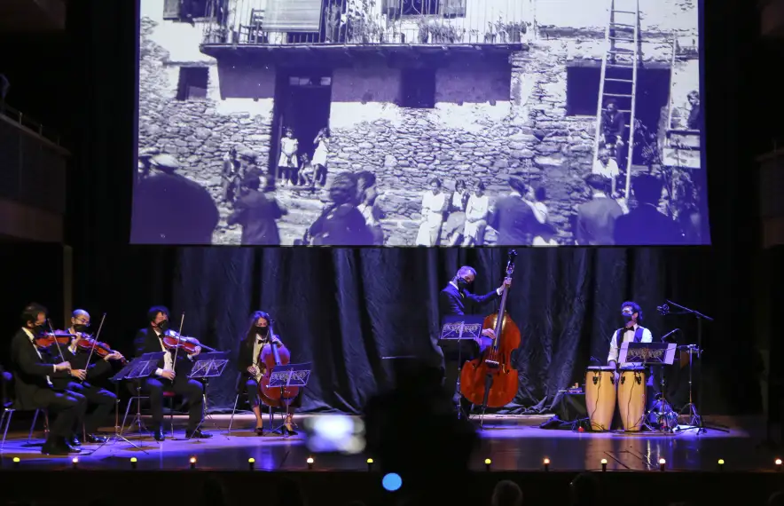 El quintet de corda, Lluís Cartes i els actors Ivan Caro i Laura Castro, al concert d’ahir.
