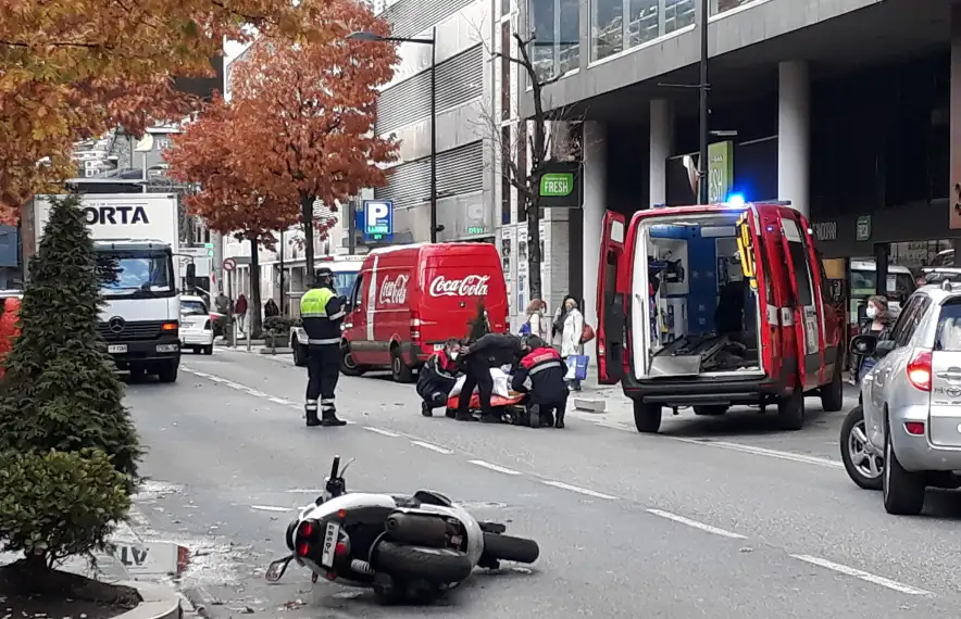 Els equips d'emergències atenent al ferit.