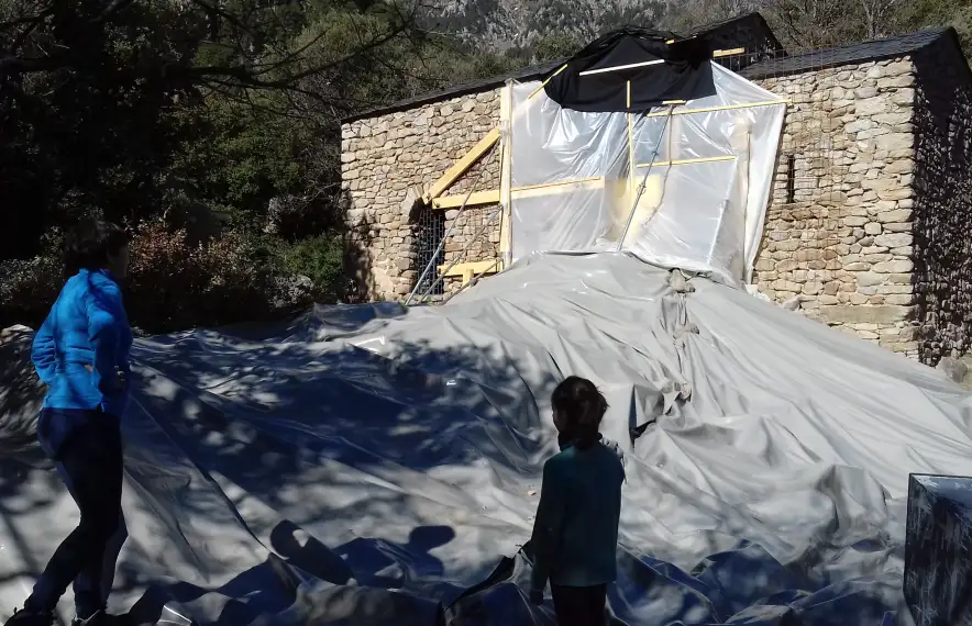 Les pedres del campanar de Sant Vicenç, protegides amb una lona, al febrer, dos mesos després que s’ensorrés.