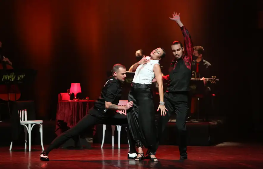 Guitarra alèctrica, acordió, violí, violoncel i ballarins: ‘Passió i tangos’, ahir a l’Auditori.