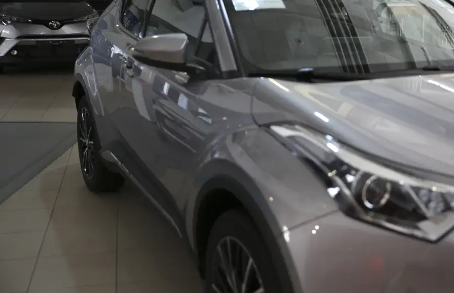 Vehicles exposats en un concessionari del país.