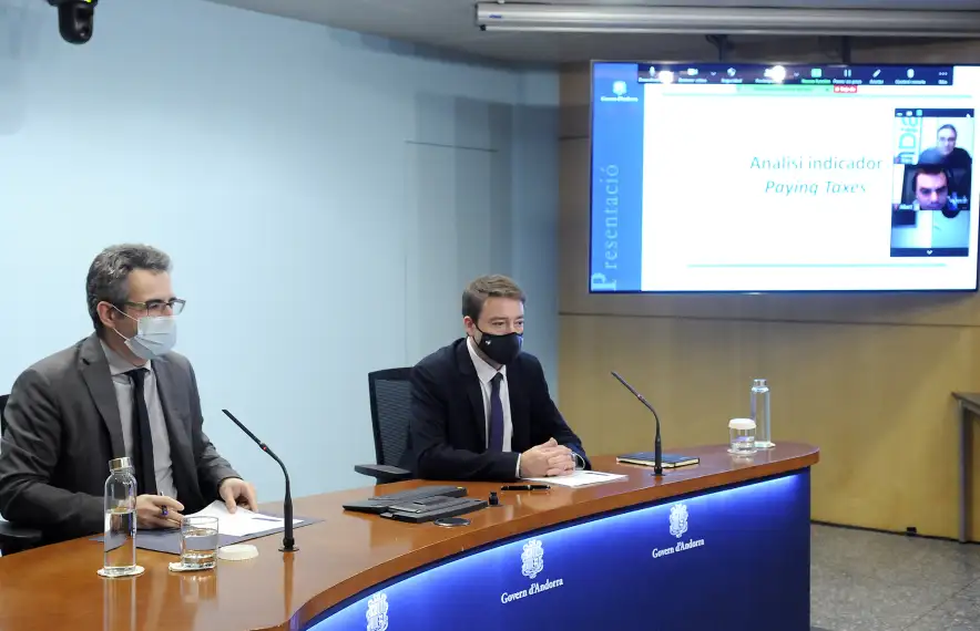 El ministre de Finances, Eric Jover, i el director de Tributs i Fronteres, Albert Hinojosa, van presentar ahir l’estudi del ‘Paying taxes’.