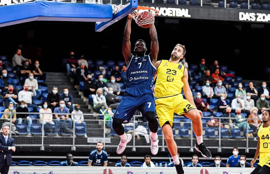 ‘Tunde’ Olumuyiwa esmaixa en el partit contra el Telenet Giants Antwerp. Foto: Gmax Agency