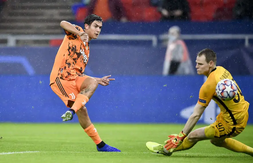L’argentí de la ‘Juve’, Paulo Dybala, marcant el tercer gol al Ferencvaros a la Champions. Foto: UEFA