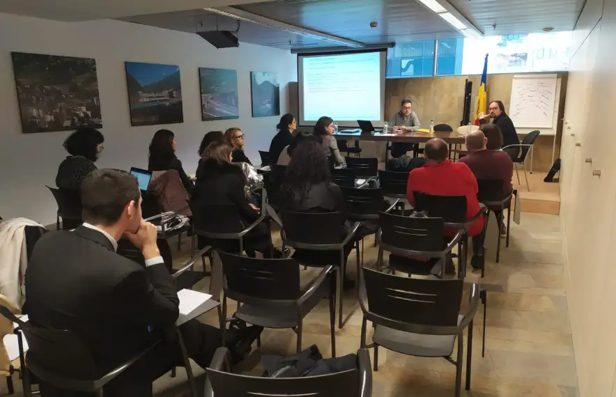 El secretari d’Estat d’Afers Europeus amb els col·legis professionals, les patronals i els sindicats en una reunió l’any passat.