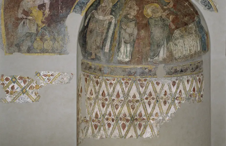 Fornícula i decoració del mur de Sant Esteve que es conserven al MNAC. Al museu barceloní hi ha altres cinc fragments del conjunt.