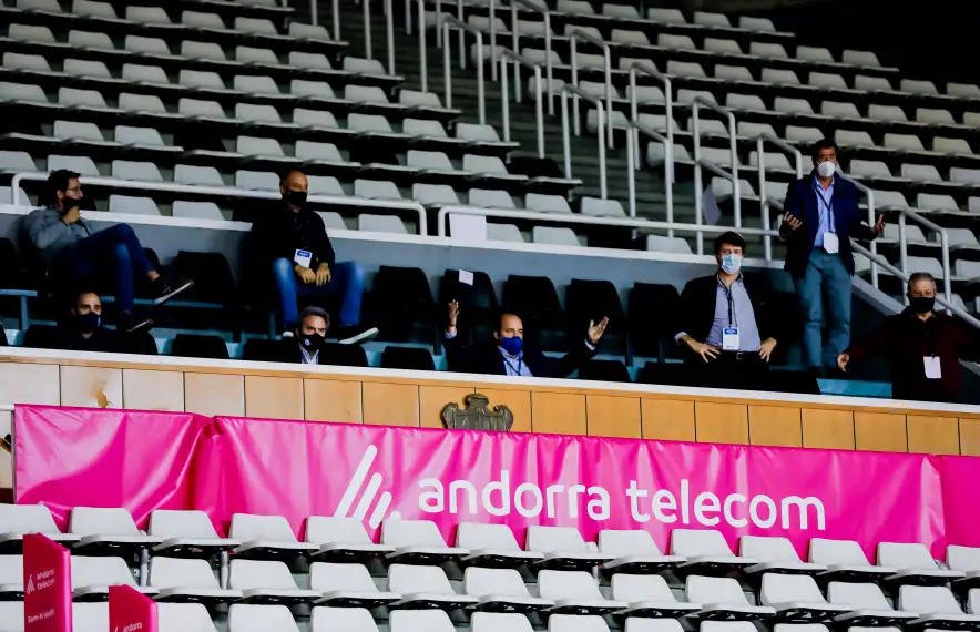 El president del BC MoraBanc, Gorka Aixàs, a la llotja del Poliesportiu d’Andorra, en un partit d’aquesta temporada tan atípica. Foto: Martín Imatge