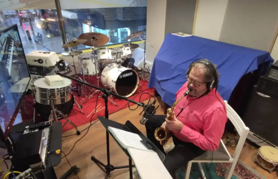 La Grossband no fallaJoan Carles Miralles, al saxo, durant l’enregistrament d’un dels temes a l’estudi de Barceló a la Grandàlia.