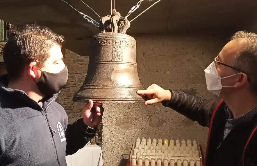 El mestre campaner Francisco Gómez i mossèn Toni Elvira, que assenyala el tall ja soldat, ahir a Santa Eulàlia.