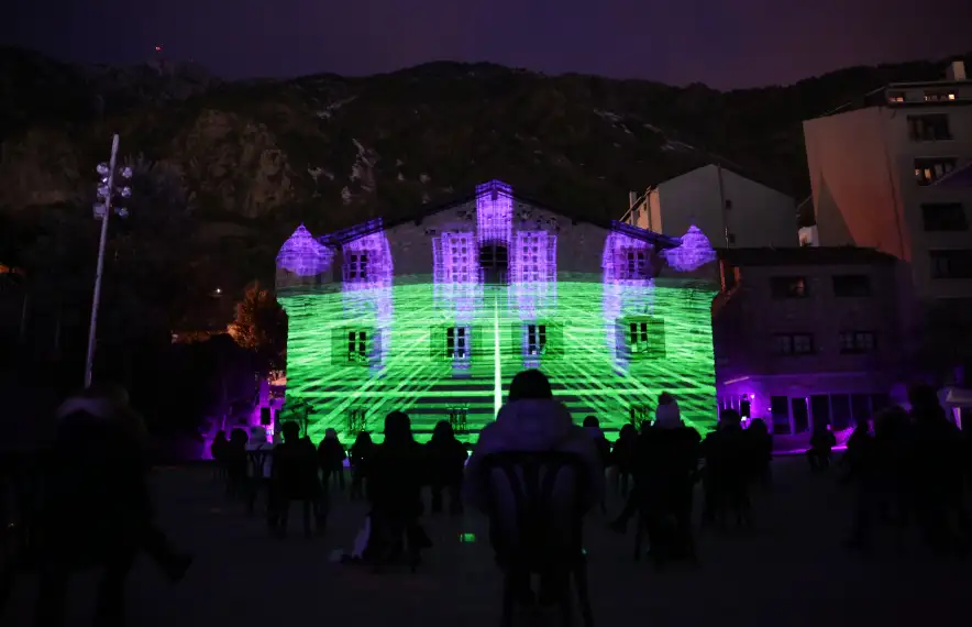 El jove videoartista francès Jeremy Oury és l’autor del ‘videomapping’ que es va estrenar ahir i que avui repeteix de 18 a 20 hores.