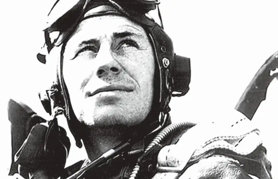 El capità Yeager, a finals de 1944 a la cabina d’un Mustang P-51D.