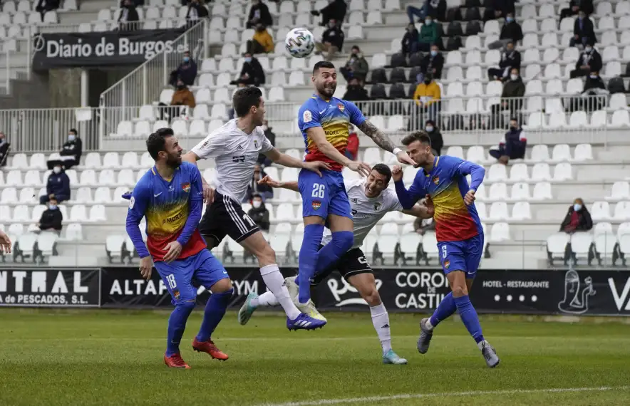 Àlex Pastor, de l’FCA, remata de cap, superant Álvaro i Aitor Córdoba, del Burgos.Foto: FC Andorra