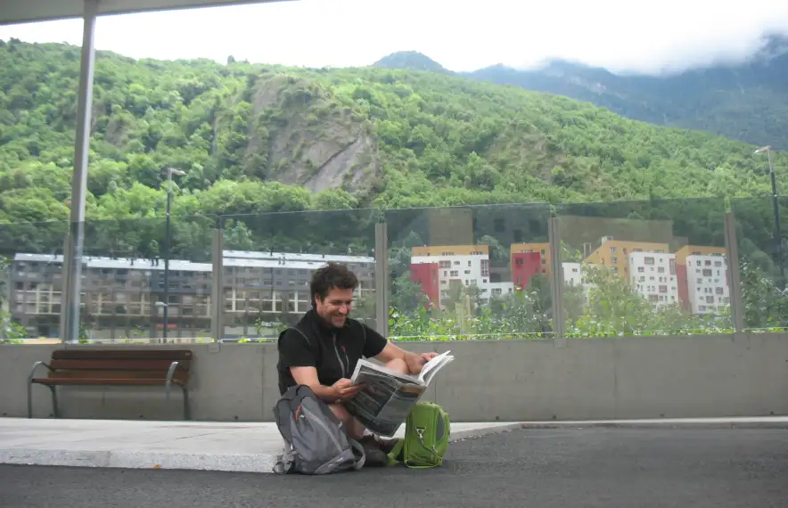 Cartes, la tardor del 2017 amb posat dylanià, a l’estació d’autobusos i en plena ‘promo’ de ‘El país dels nans cabuts’.