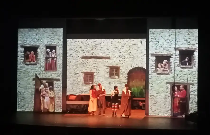 Les projeccions dissenyades per Daniel Arellano i Hèctor Mas són la nota escènica més destacada d'aquesta edició dels Pastorets.