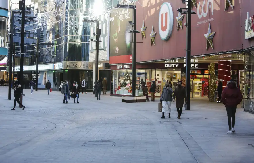 Alguns vianants a l’avinguda Meritxell, ahir a la tarda.