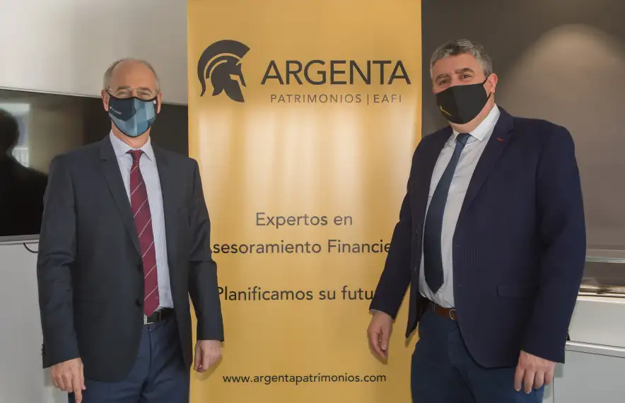 El conseller executiu i director general de Vall Banc, José Luis Dorado, i el director d'Argenta Patrimonios, Juan Manuel Casanovas.