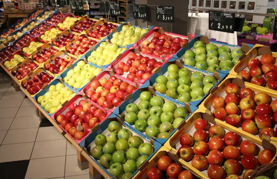 Secció de fruiteria d'un establiment comercial.