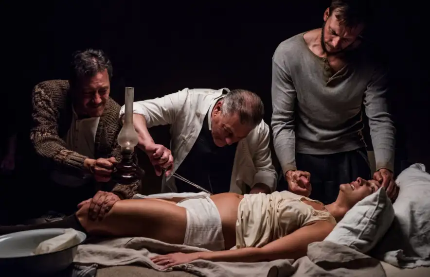 Greta Fernández i Roger Casamajor, en una escena de ‘El fred que crema’.