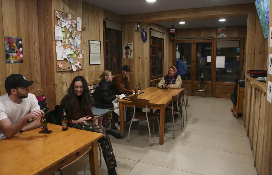 Els bars poden obrir fins a les 8 del vespre des d'avui.