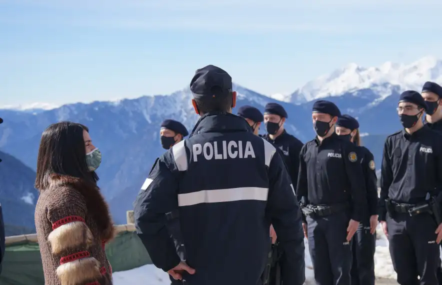 La cònsol major d'Encamp, Laura Mas, i el director adjunt i coordinador de la policia, Bruno Lasne, durant la visita als agents en formació.