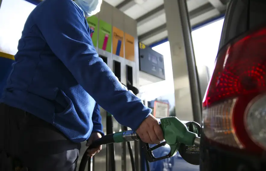 El treballador d’una estació de servei omple el dipòsit d’un vehicle.