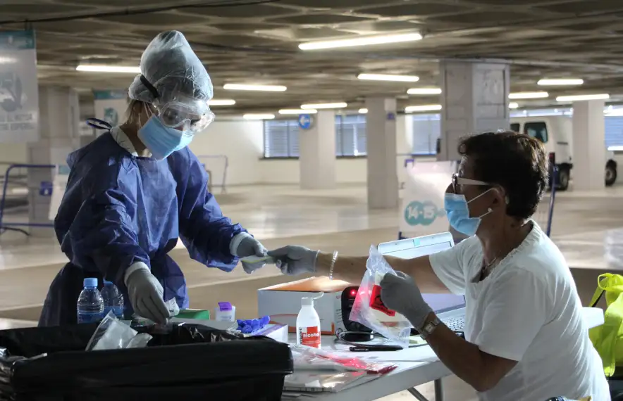 Personal a l''stop lab' de Prat de la Creu.