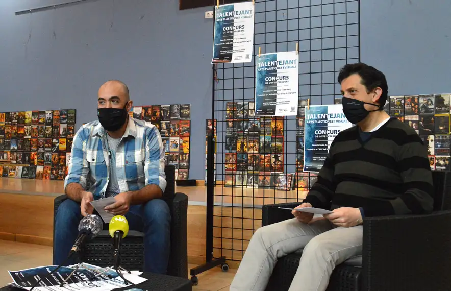 El conseller de Joventut, Joao Lima, i el cap del departament de Joventut, Miquel Àngel Millan, durant la roda de premsa.