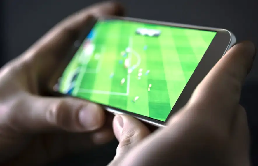 Un usuari segueix un partit a través d’una aplicació mòbil.