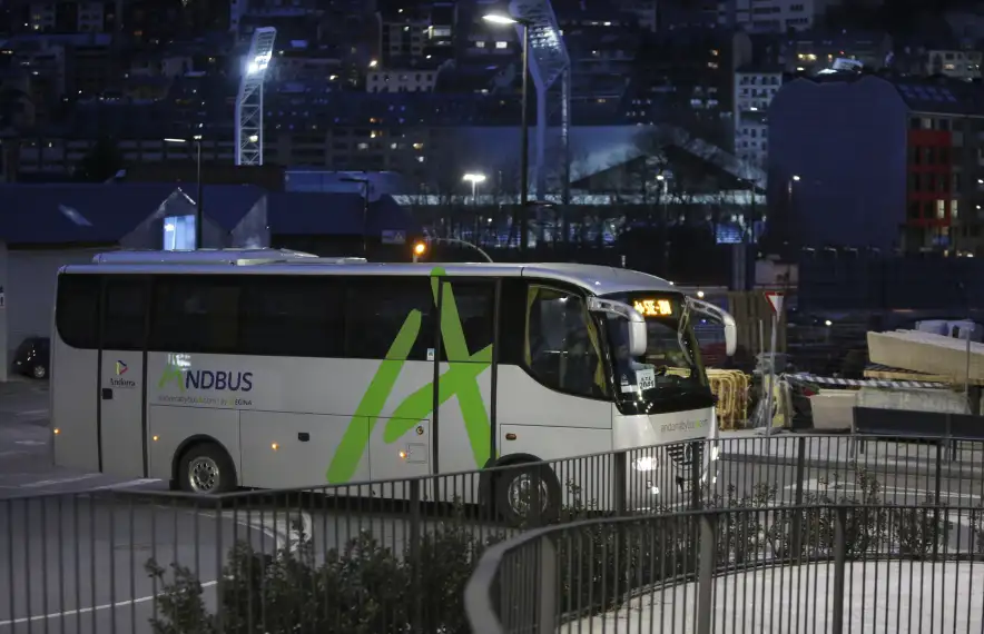 Un autobús circulant pel Principat.