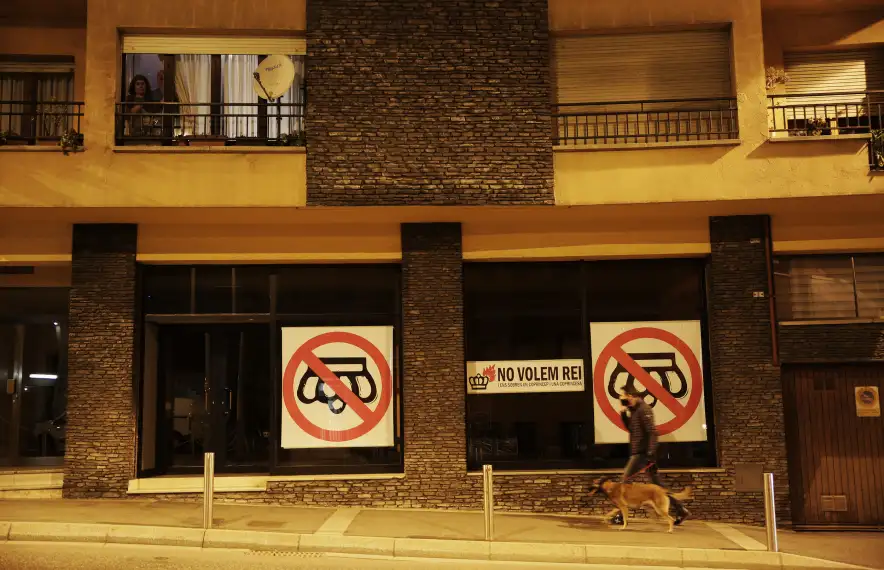 Els cartells contraris a la visita dels monarques espanyols apareguts aquest dimecres en un establiment d’Escaldes-Engordany.