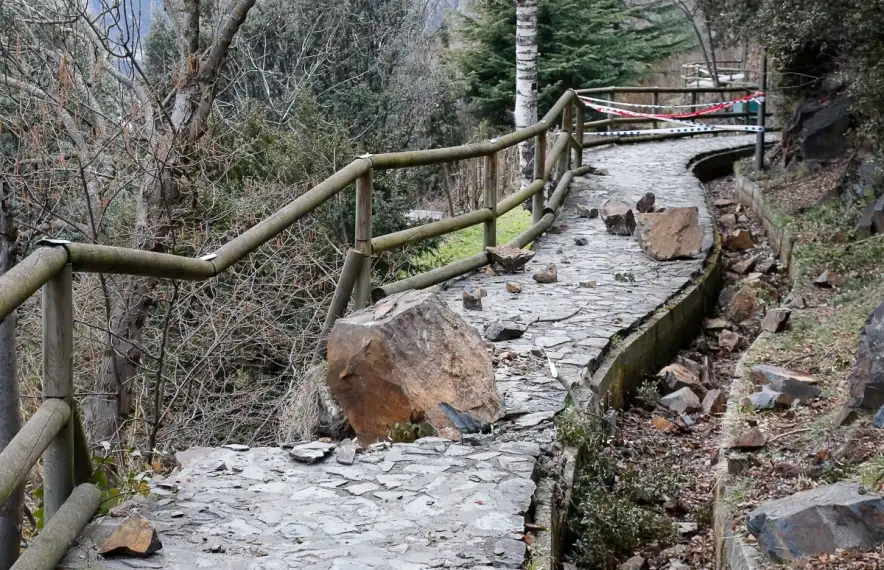Una esllavissada al rec del Solà, a la zona del col·legi Sant Ermengol.