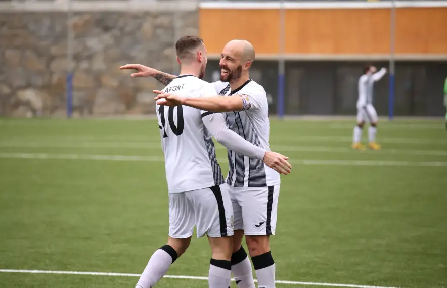 El capità de la UE Engordany, Sebas Gómez, celebra un gol amb el jugador francès, Morgan Lafont. Foto: UE Engordany