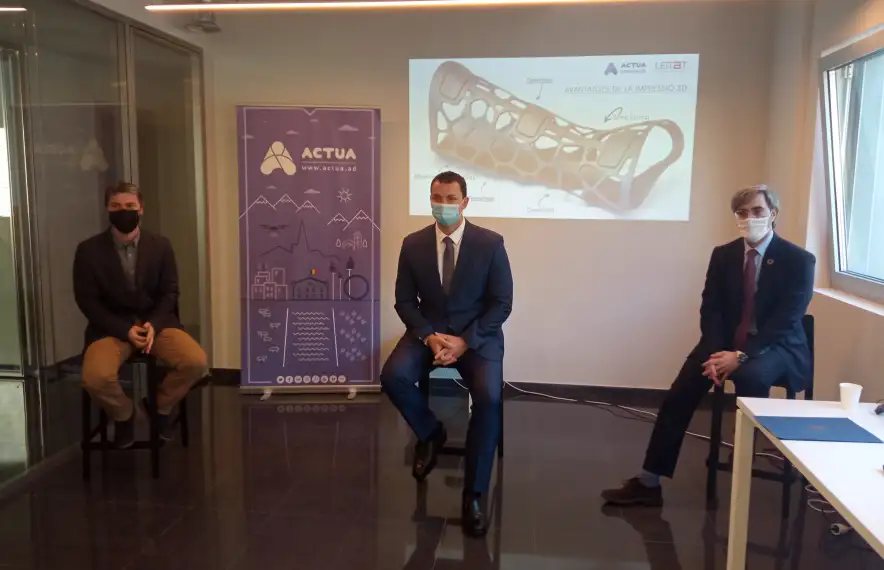 El ministre de Presidència, Economia i Empresa, Jordi Gallardo, el director general de Leitat, Jordi Rodríguez i el director d'Actua Innovació, Marc Pons, signen durant la presentació del conveni de col·laboració, aquest dilluns a la seu d'Actua.