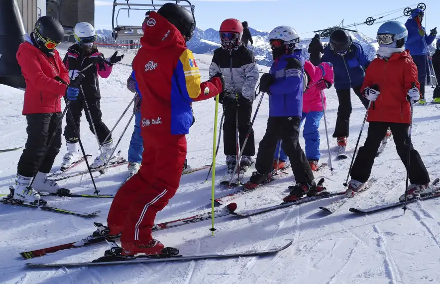 Un monitor en el transcurs d’una classe d’esquí.
