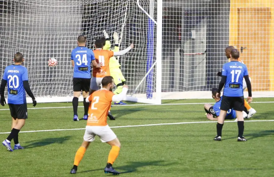 ‘Bacari’, davanter mataroní d’origen gambià de la UE Sant Julià, va marcar el 0 a 1 al minut 3 a la sortida d’un córner.Foto: FAF