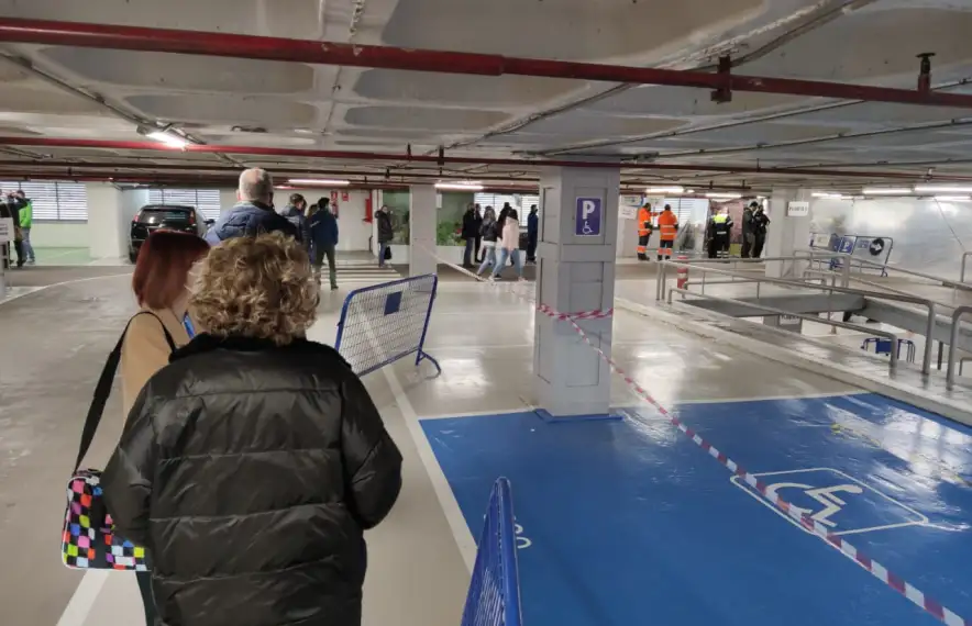 Les persones que han donat positiu i les seves famílies ja estan confinades.