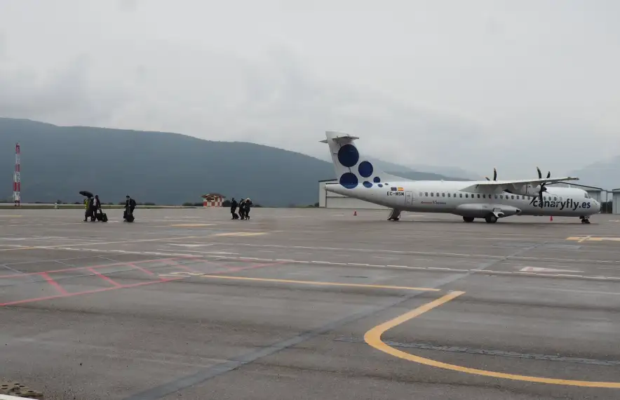 La delegació de la República dominicana sortint de l’aparell, aquest dimarts.