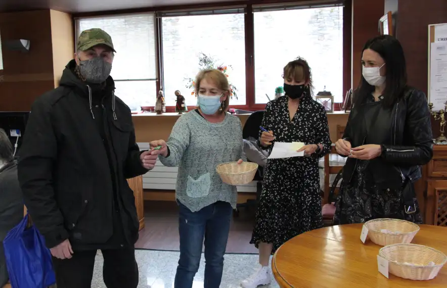 Entrega de les claus d'un dels horts socials.