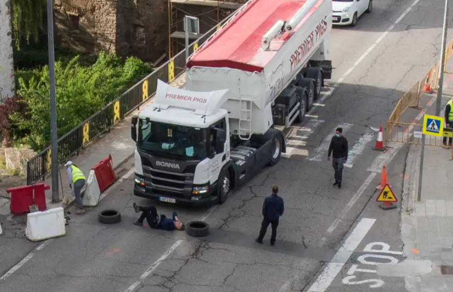 Un veí va protagonitzar de manera individual un tall a la carretera, en protesta per la infraestructura que es pretén construir.